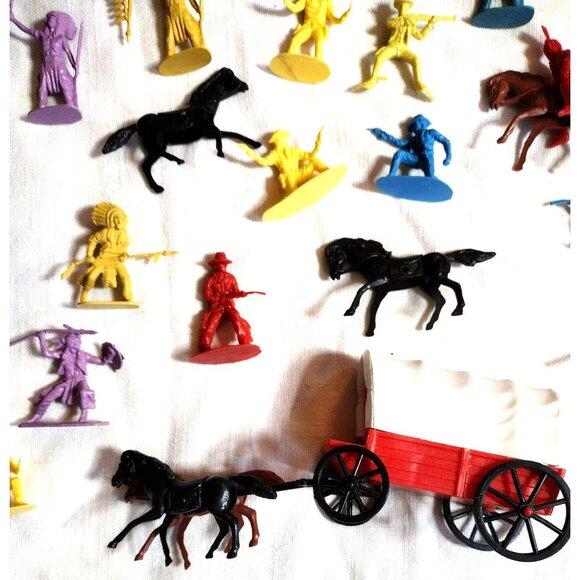 Cowboys Indians Plastic Toy Lot Vintage 28 Pieces Horses Western Style Figures - Picture 5 of 15